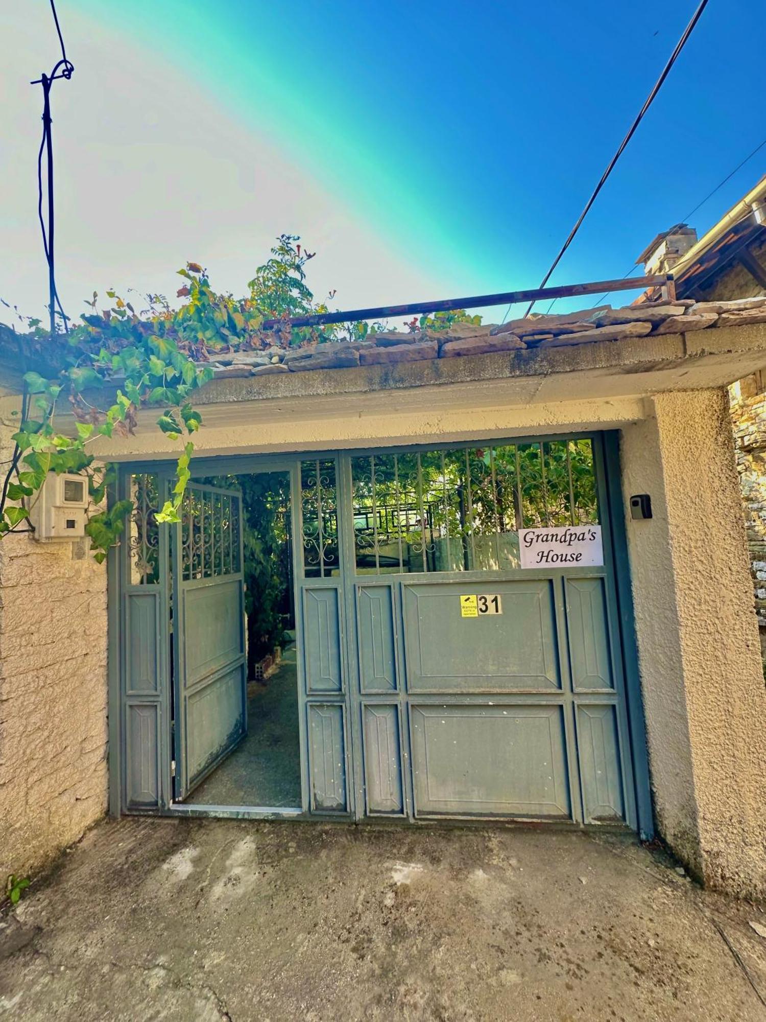Grandpas House Hotell Gjirokastër Exteriör bild